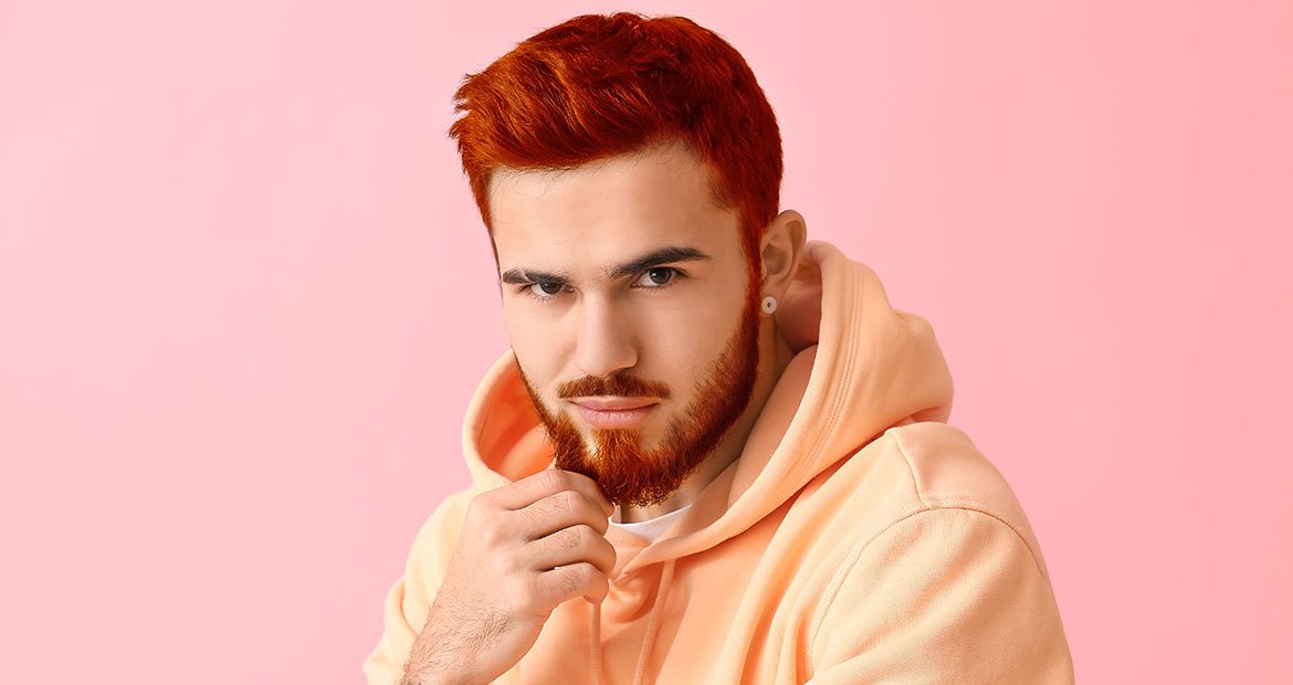 Homem com barba e cabelo curto vermelho cereja, estilo moderno